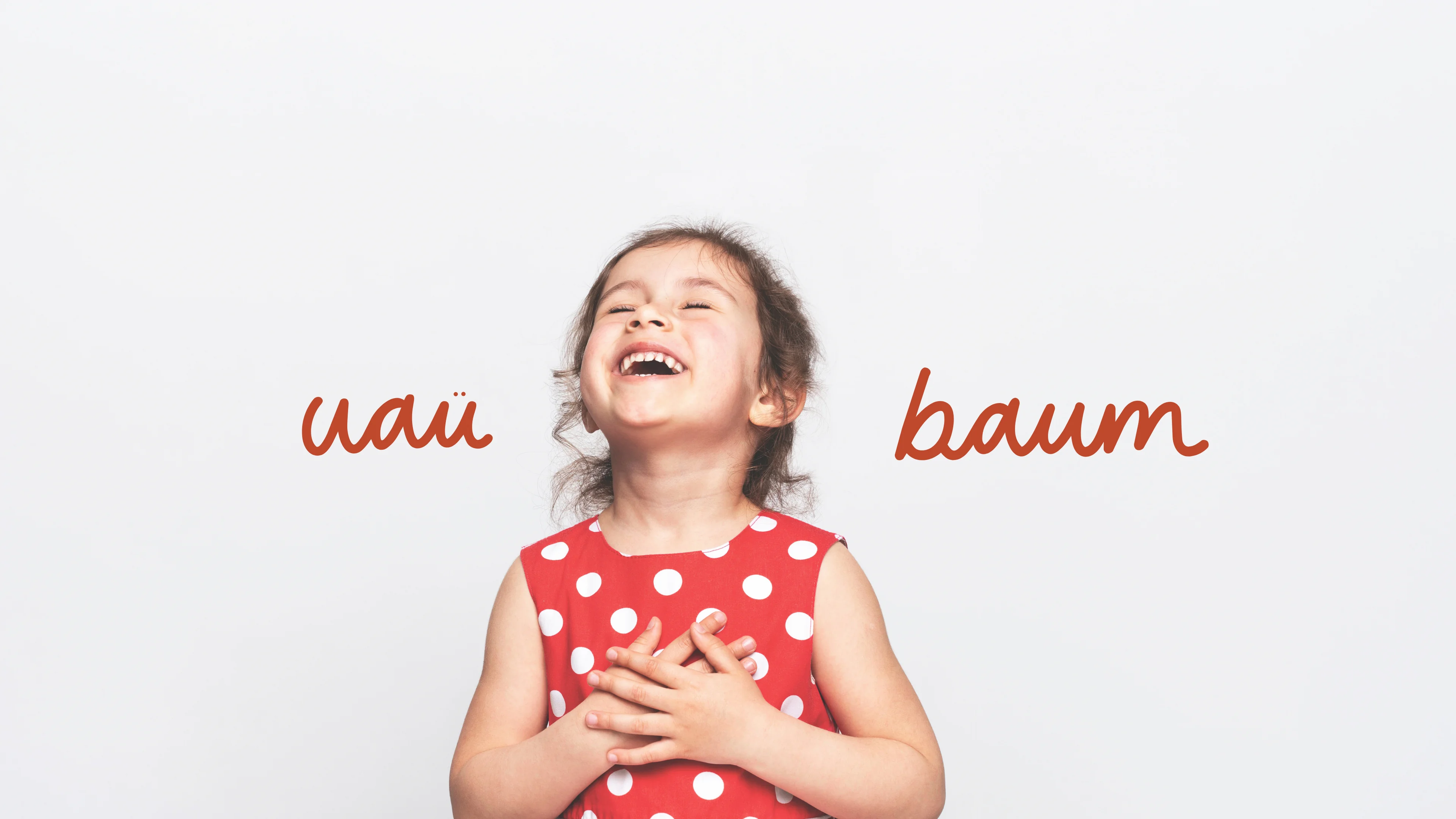 Logotipo Uaü Baum sobre fotografia de uma criança sorrindo