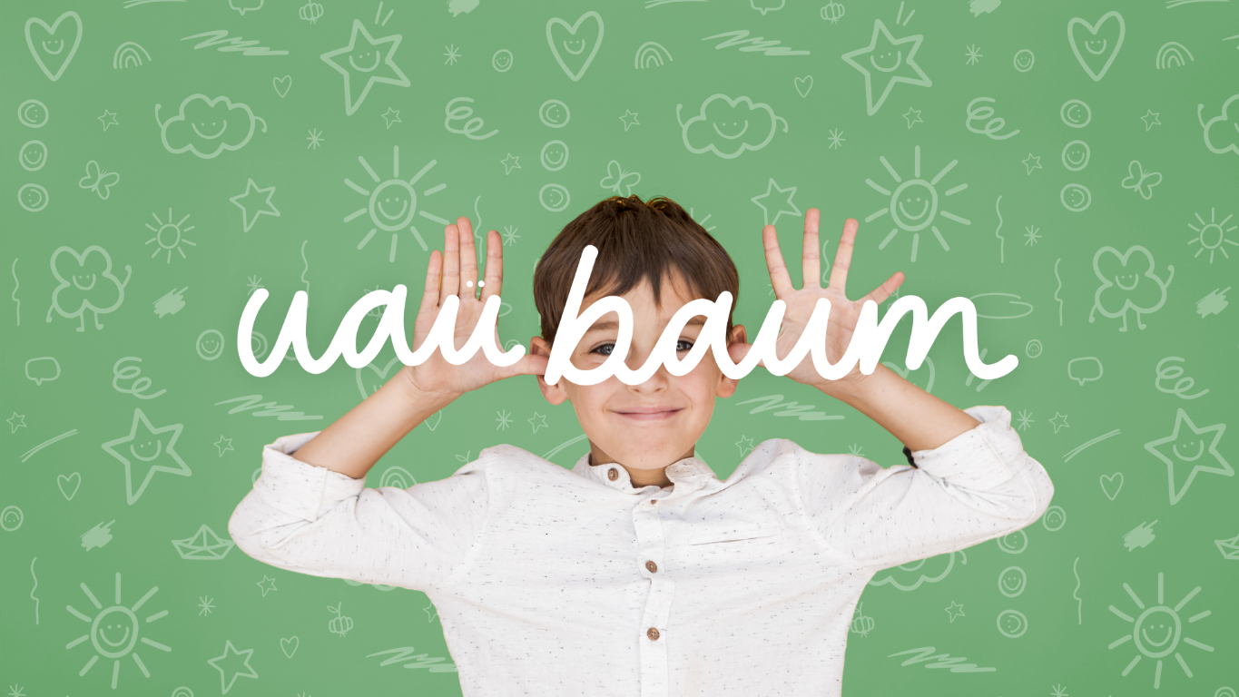Criança diante de fundo verde com estampa ilustrada e lettering Uau Baum